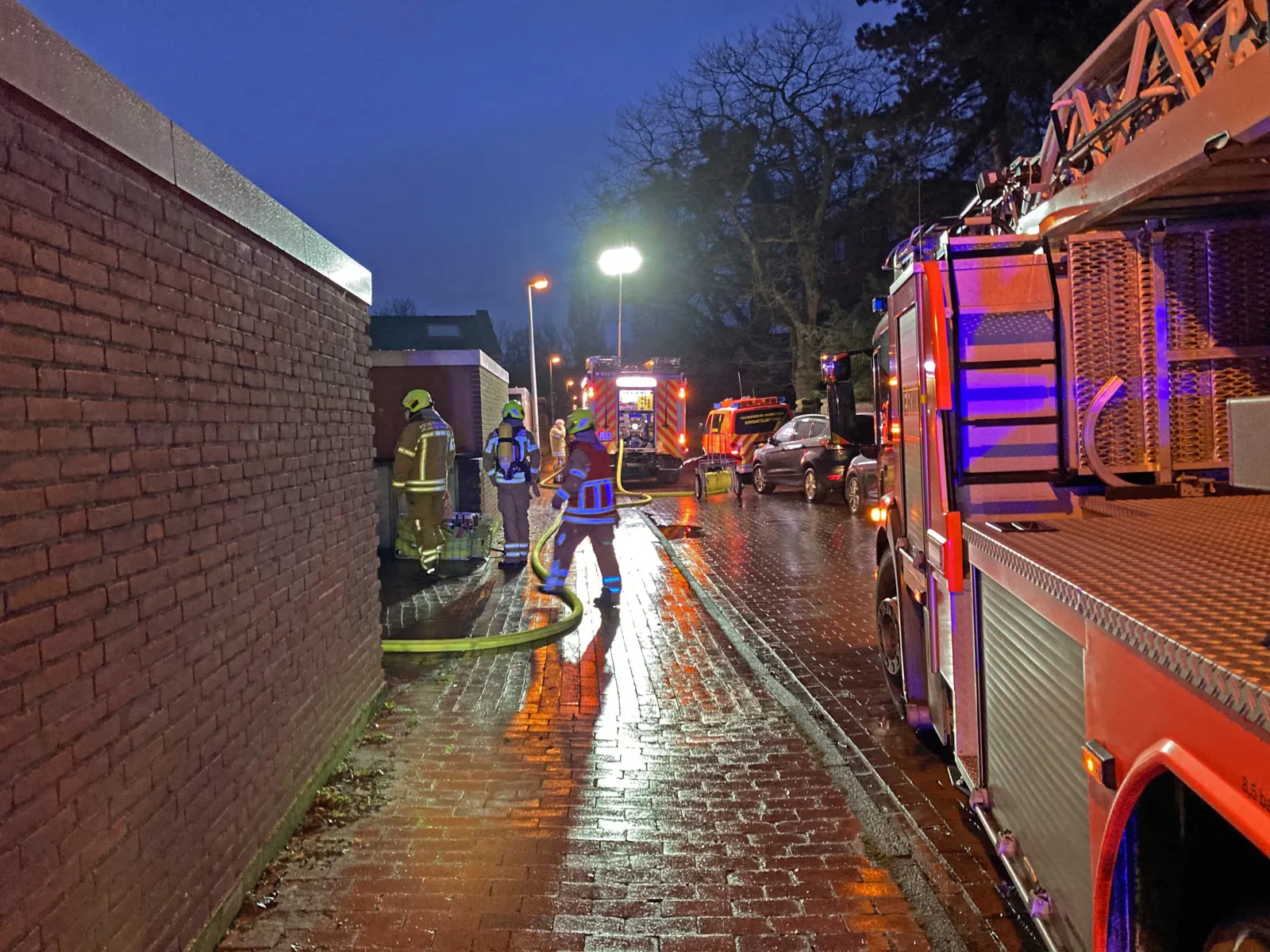 Zimmerbrand in einem Reihenhaus in Ricklingen, die Familie konnte sich rechtzeitig in Sicherheit bringen.